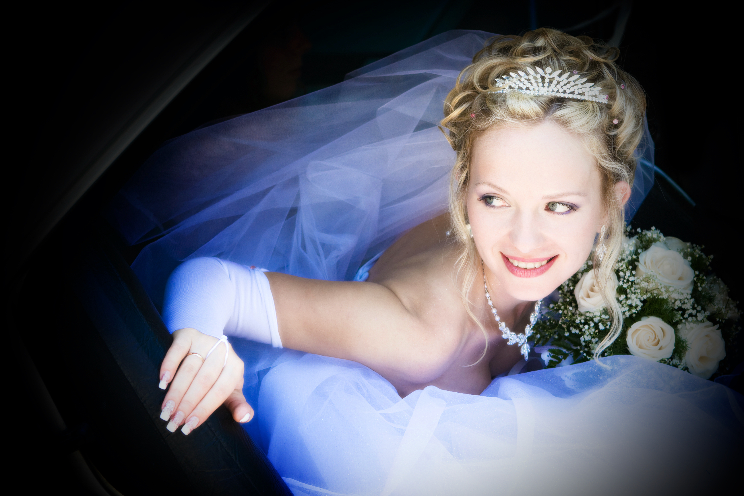 Portrait of the bride sitting in the car